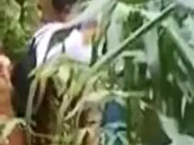 Dokumentasi Gadis Cantik Bersantai Kebun Kasur poster