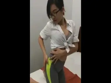Gadis Berkacamata Cantik Pasrah Goyang Kasur poster